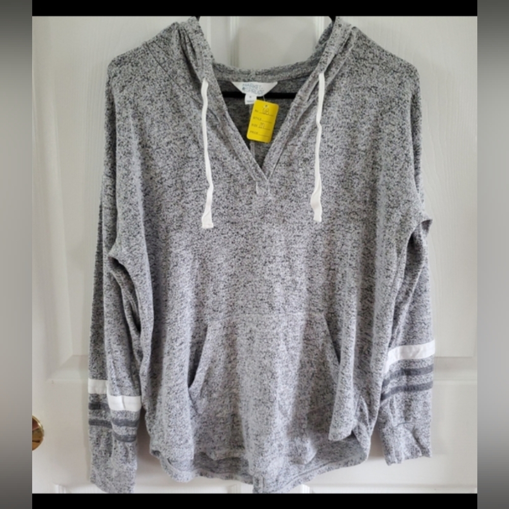 Market & Spruce Light Weight Gray V-Neck Pull Over